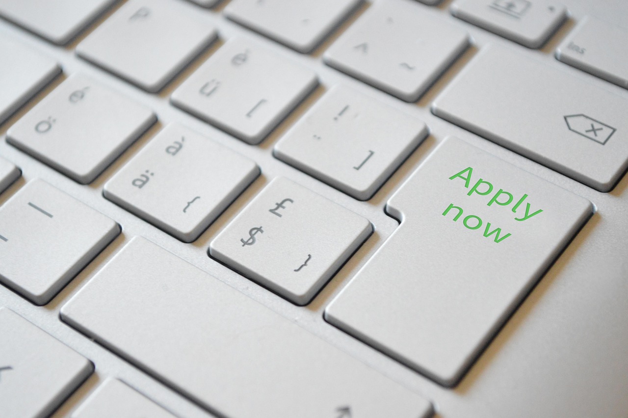 Marketerin analysiert Suchergebnisse mit KI-Antworten am Laptop