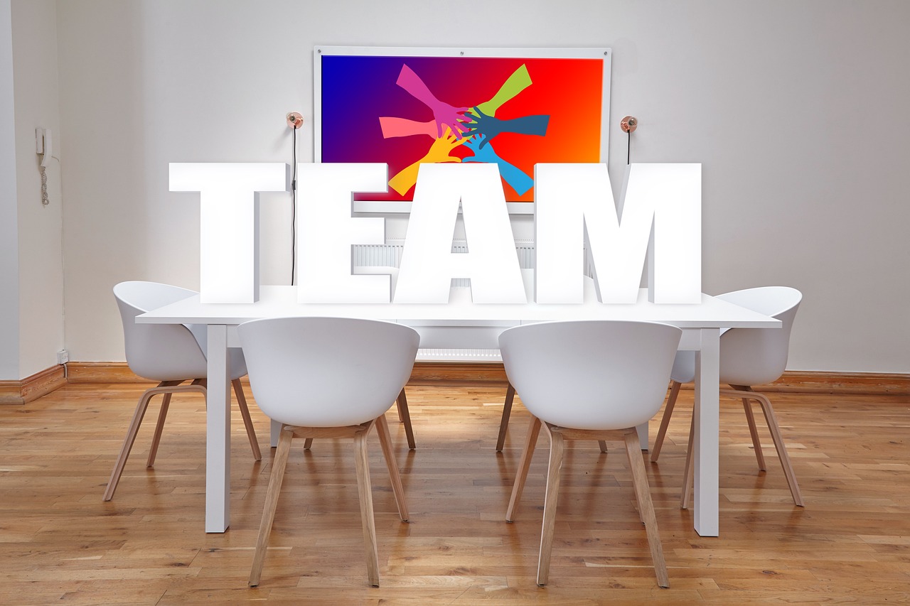 Team analysiert ein Workflow-Diagramm auf einem Whiteboard im Besprechungsraum