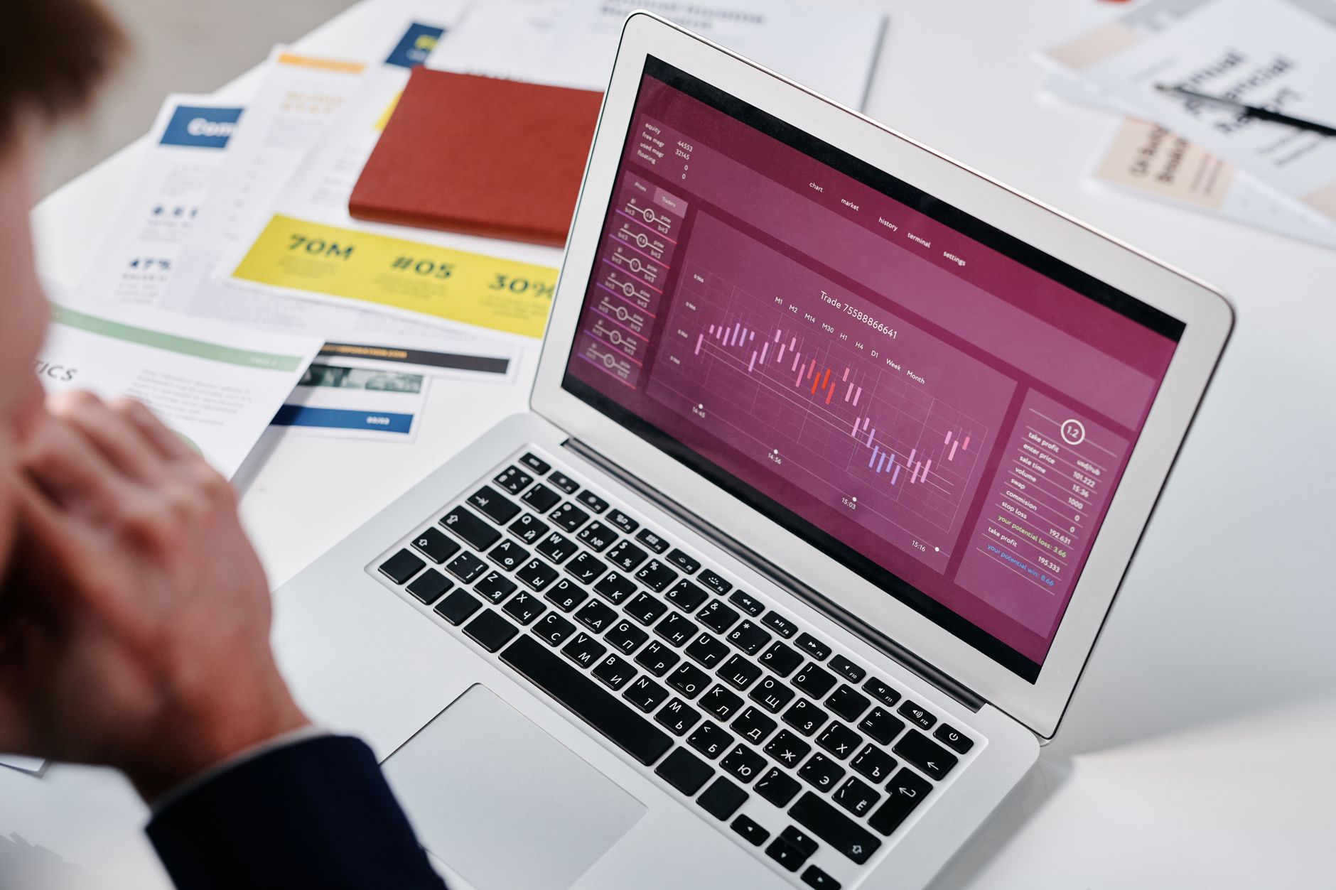 Unternehmerin prüft Kennzahlen zur Sichtbarkeit auf einem Analyse-Dashboard
